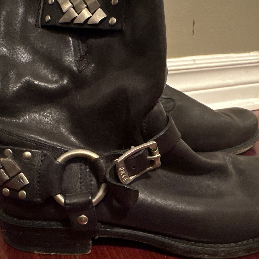 Very cool leather Frye boots size 8 1/2 Never worn out